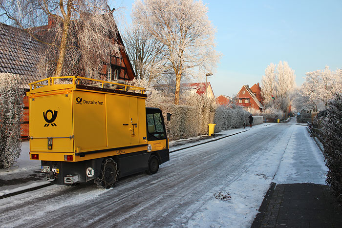 Postauto bei Schnee und Eis