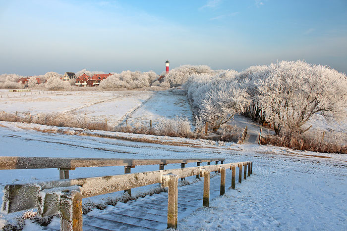 Blick auf den Dorfgroden mit Fu&szlig;weg