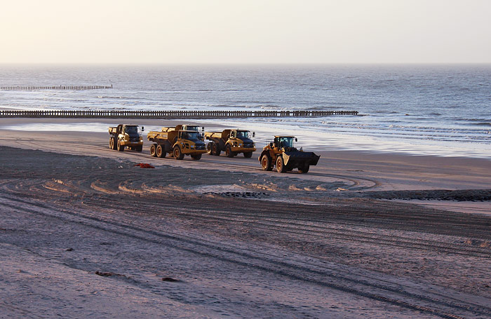 Dumperparade am Strand