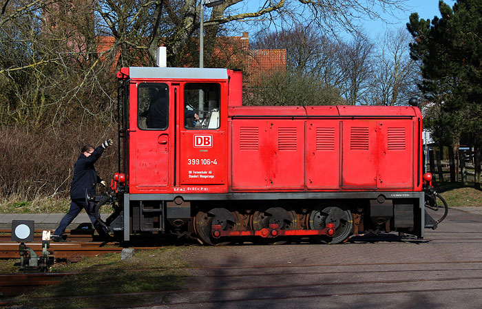 Lok 399&nbsp;106-4 am Bahn&uuml;bergang