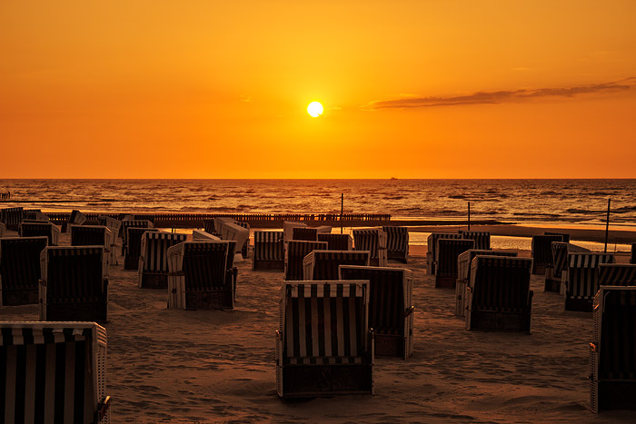 Sonnenuntergang am Bade- und Burgenstrand
