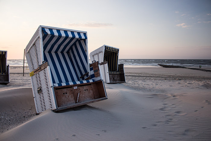 Strandk&ouml;rbe nahe der Volleyball-Felder