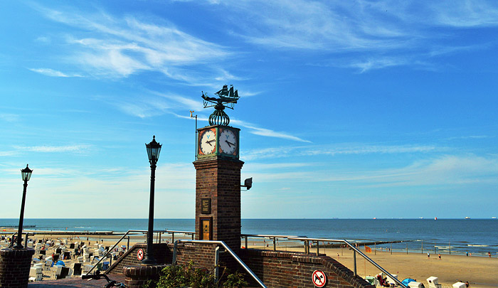 Uhr am Hauptstrand