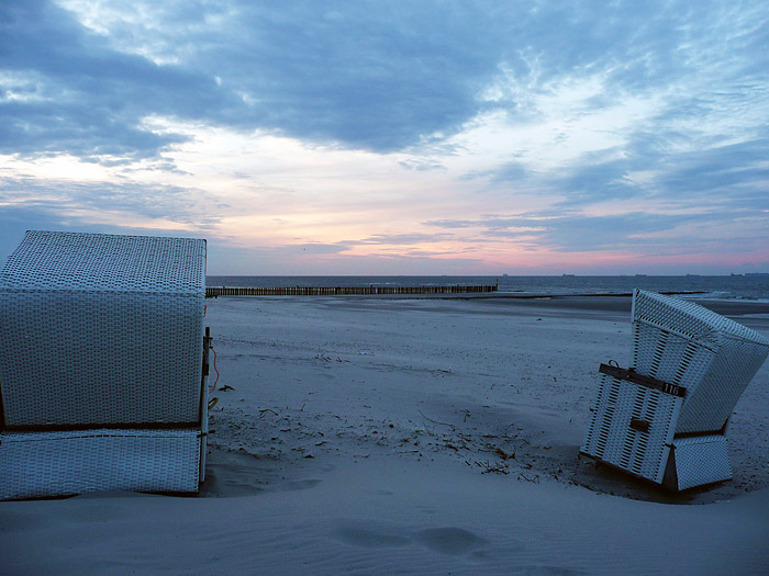 Strandk&ouml;rbe im Abendlicht