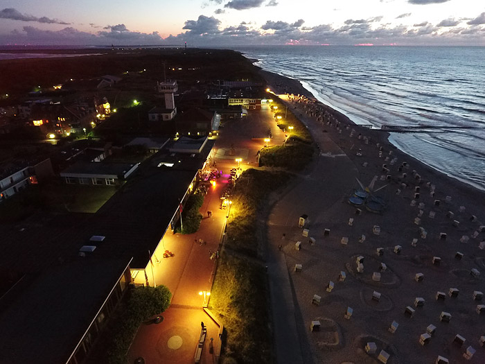 Strandpromenade in der Abendd&auml;mmerung