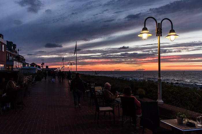 Sommerabend an der Strandpromenade