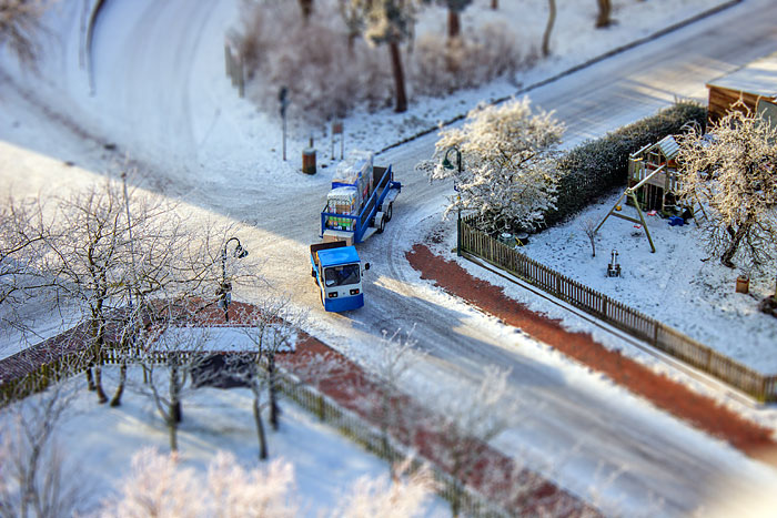 Stra&szlig;enkreuzung mit E-Karren