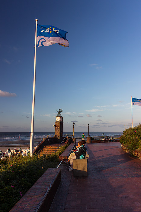 Strandpromenade an der Uhr