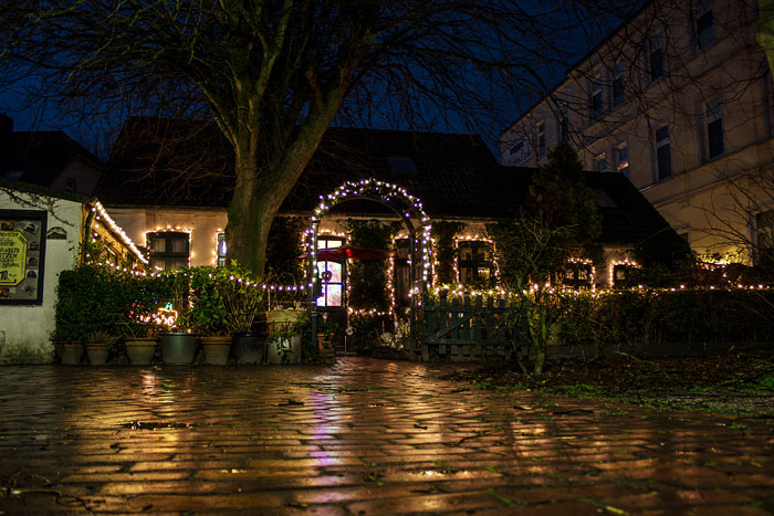 Beleuchtetes Haus am Dorfplatz