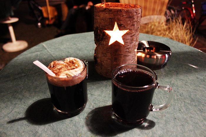 Gl&uuml;hwein-Genu&szlig; an der Schmackobude