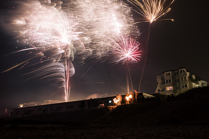 Silvester-Feuerwerk vom Strand aus gesehen