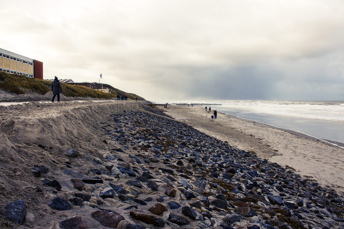 Freigelegte Strandmauer