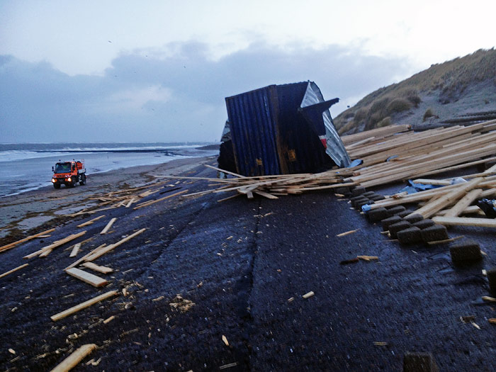 Zerst&ouml;rter Container am Deckwerk