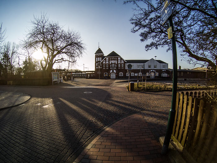Kreuzung beim Bahnhofskiosk