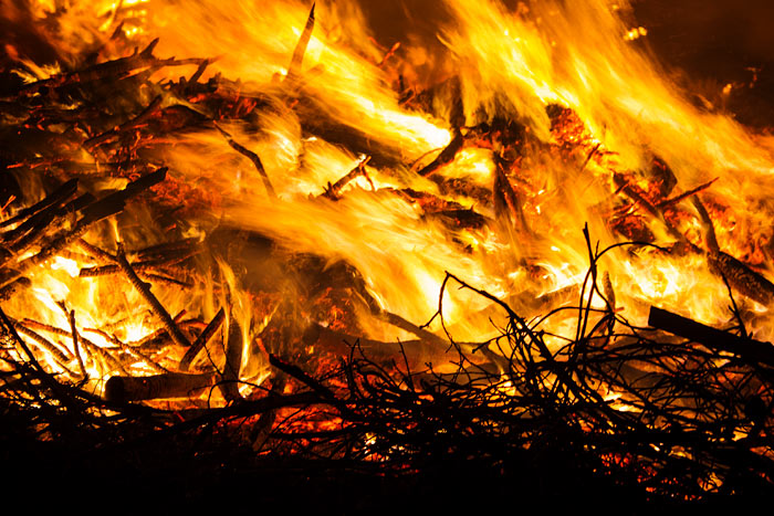 Lodernde Flammen beim Osterfeuer