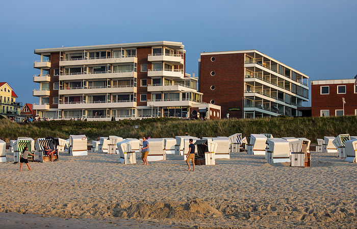 Monopol und Poseidon vom Strand aus gesehen