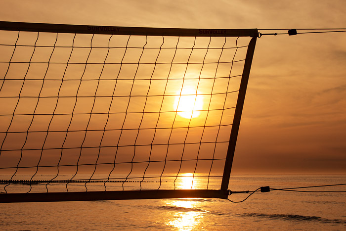 Sonnenuntergang am Volleyballnetz