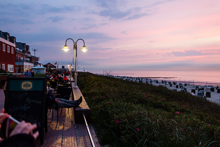 Strandpromenade zur D&auml;mmerungszeit