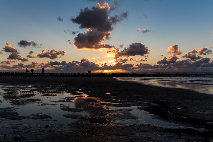 Sonnenuntergang vom Strand aus beobachtet