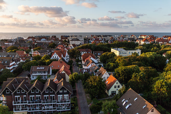 Inseldorf im Abendlicht