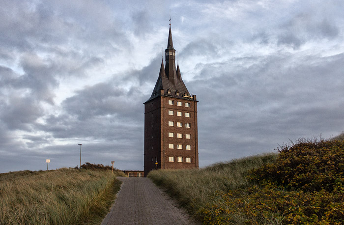 Westturm von der Stra&szlig;e zum Westen her gesehen