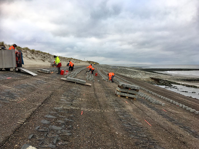 Steine kleben am Westdeckwerk