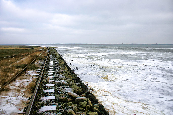 Eisbildung entlang der Bahngleise