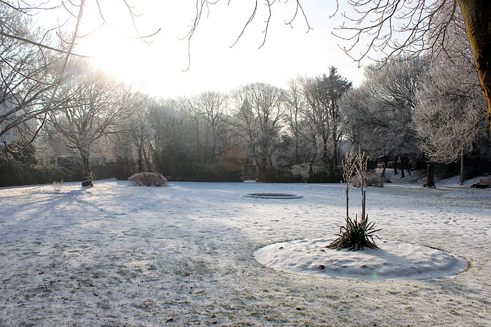 Schnee und Reif im Dorfplatz