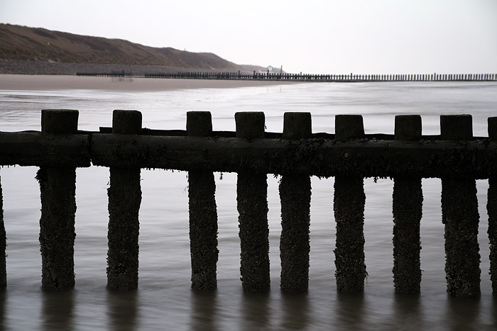 Pfahlbuhnen am Surfstrand