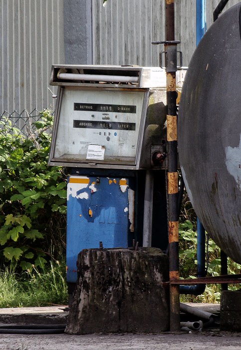 Avia-Zapfs&auml;ule am Ladegleis