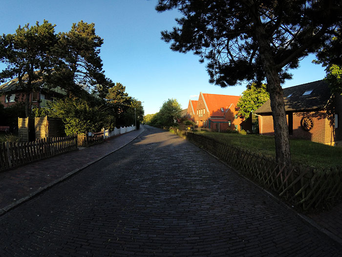 Abendstimmung in der Stra&szlig;e Am Wattenmeer