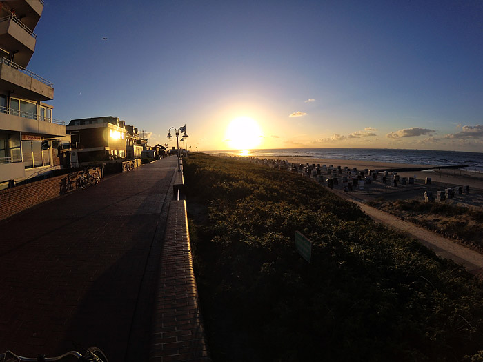 Strandpromenade kurz vor Sonnenuntergang
