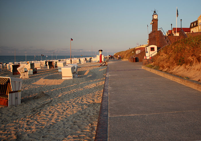 Abends auf der Strandmauer