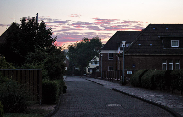 R&ouml;singstra&szlig;e in der Morgend&auml;mmerung