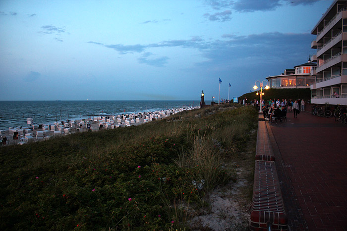 Strandpromenade in der Dämmerung