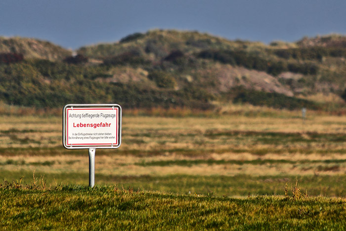 Warnschild in der Einflugschneise