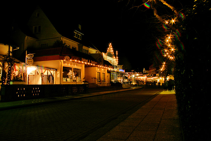 Festlich geschm&uuml;ckte Dorfstra&szlig;e