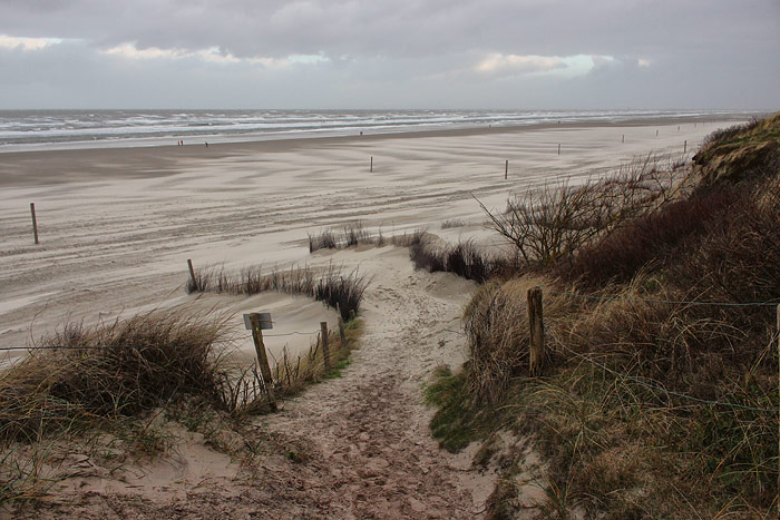 Blick von der D&uuml;nen&uuml;berwegung zum Strand