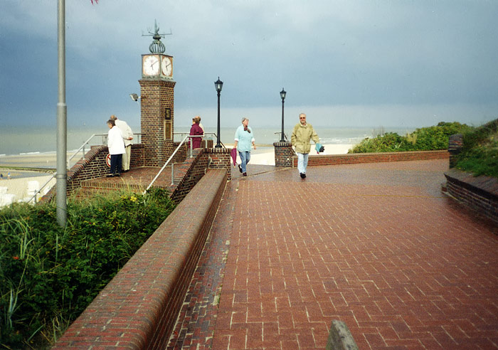 Strandpromenade und Uhr