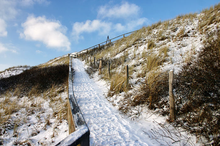 Verschneite D&uuml;nen&uuml;berwegung