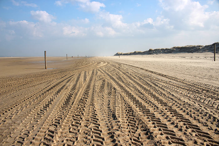 Reifenspuren im Sand