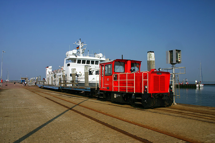Inselbahn und F&auml;hre am Westanleger