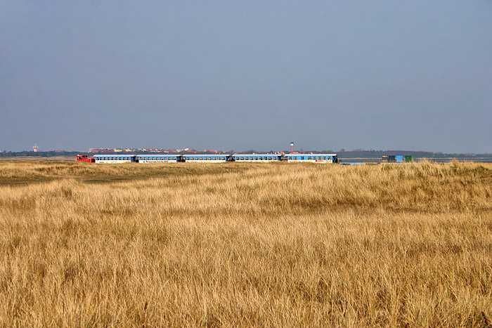 Inselbahn auf dem Weg in Richtung Dorf