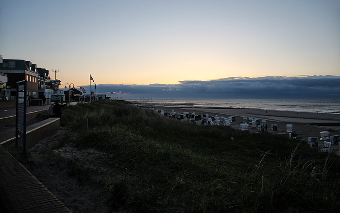 Strandpromenade und Strand im D&auml;mmerlicht
