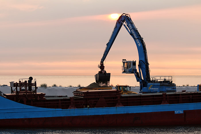 Schiffsentladung am Westanleger
