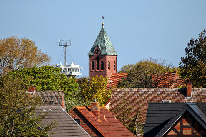 Nikolaikirche vom Deich aus gesehen