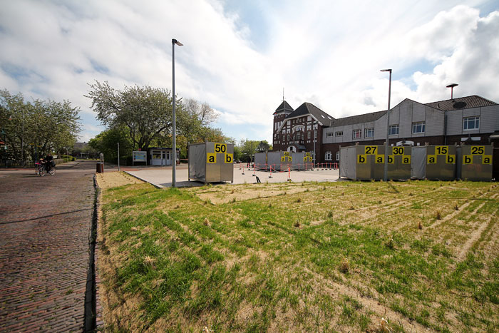 Gep&auml;ckcontainer auf dem Bahnhofsvorplatz