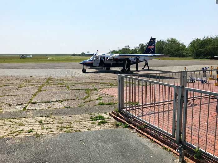Linienmaschine der FLN am Flugplatz