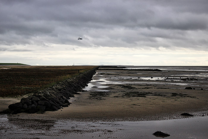 Steindamm am Rande des Watts