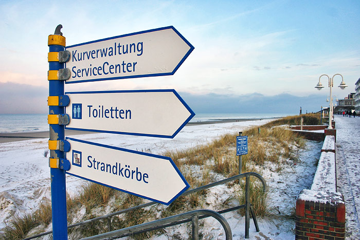 Wegweiser an der Promenade